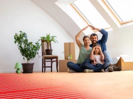 Modern fűtés: spórolj rezsin okosan! boldog család az új házában nem fázik, mert padlófűtés van