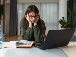 Lassú otthoni internet? Íme a leggyakoribb okok és tippek lassú az internet ezért bosszankodik egy fiata lány