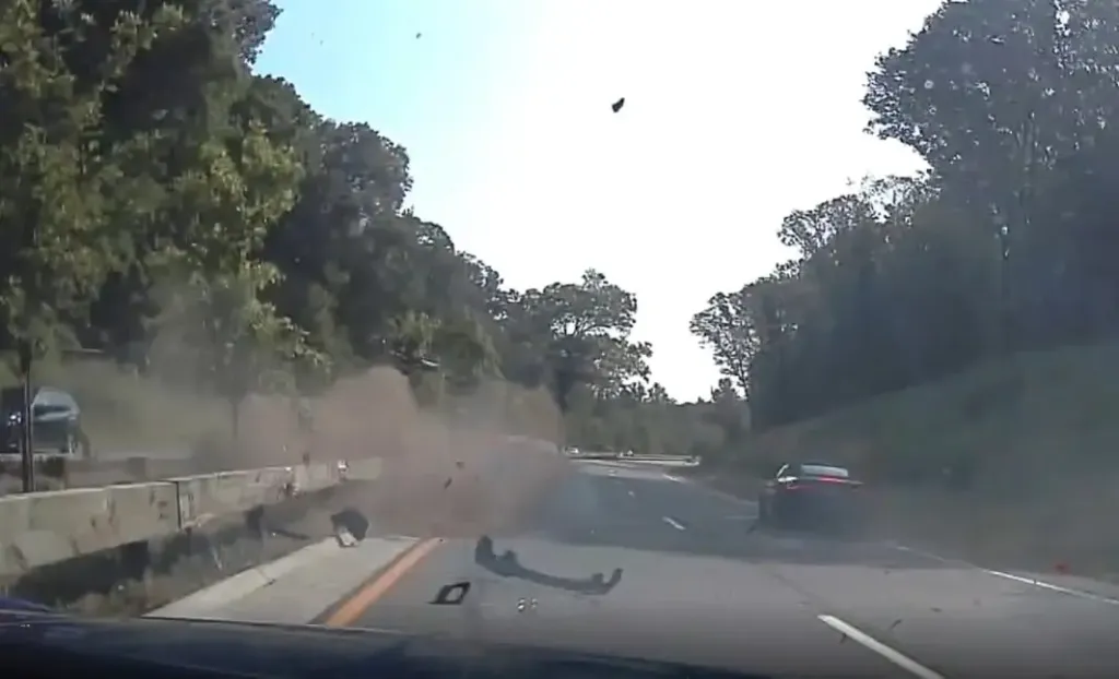 Sokk: Vince McMahon 160 km/h-val zuhant Bentley-jével!-2