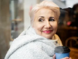 Téli hajápolás változókor: Tippek a hajritkulás ellen szép idős hölgy kávézóban