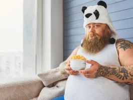 dagadt tetovált férfi cornflake-st eszik reggelire