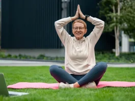 Egy nő sportol a szabadban