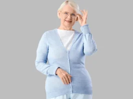 néni kék csúnya kardigánban