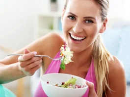 nő mosolyog salátával