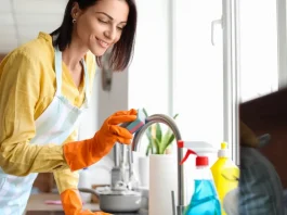 fiatal háziasszony a csaptelepet takarítja vízkő ellen