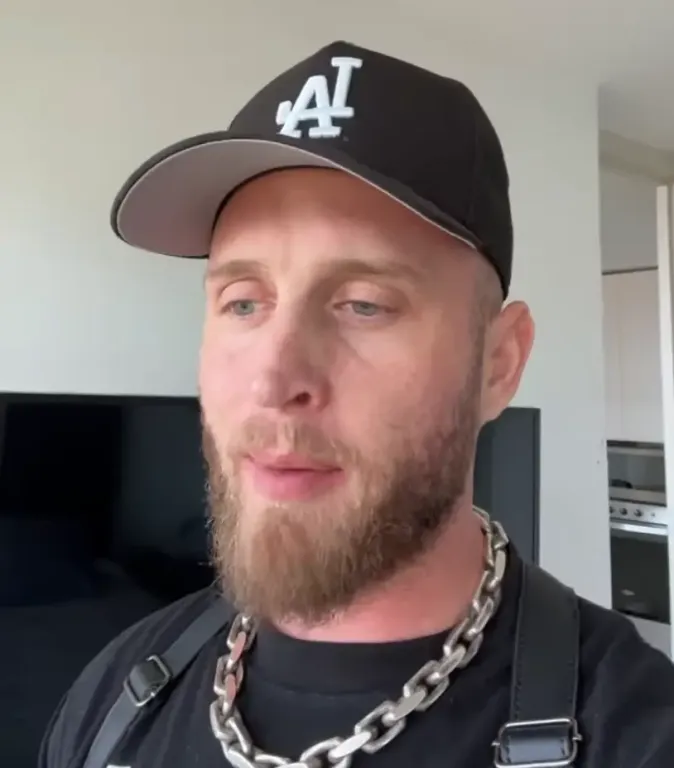 Tom Hanks fia rekedt Kolumbiában: Segítségkérő poszt!-1