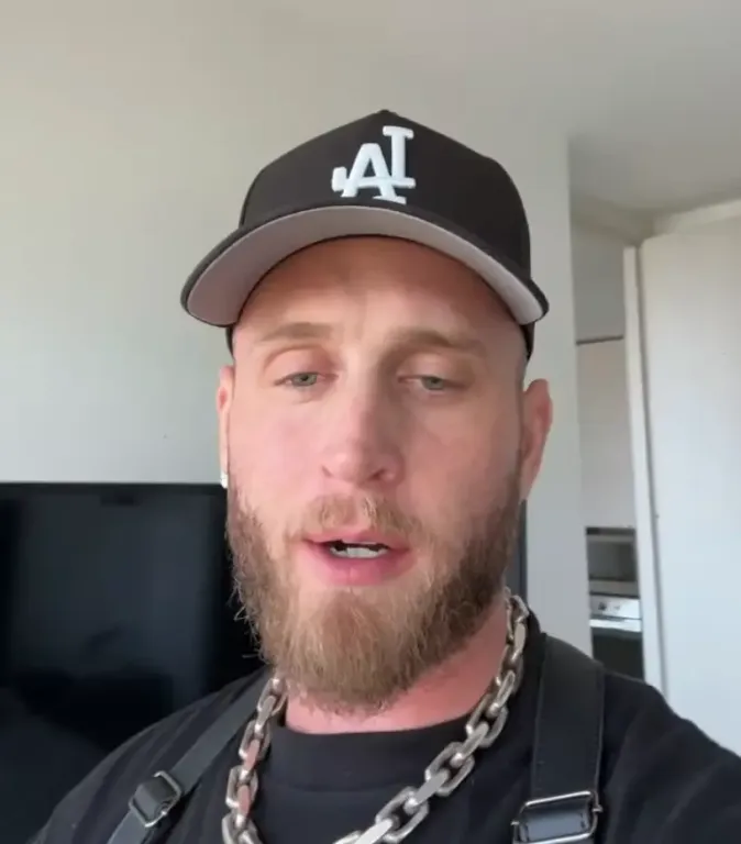 Tom Hanks fia rekedt Kolumbiában: Segítségkérő poszt!-2