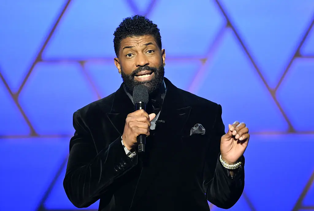 Sokk! Deon Cole gúnyolja a Tourette-s férfit NAACP-gálán-1