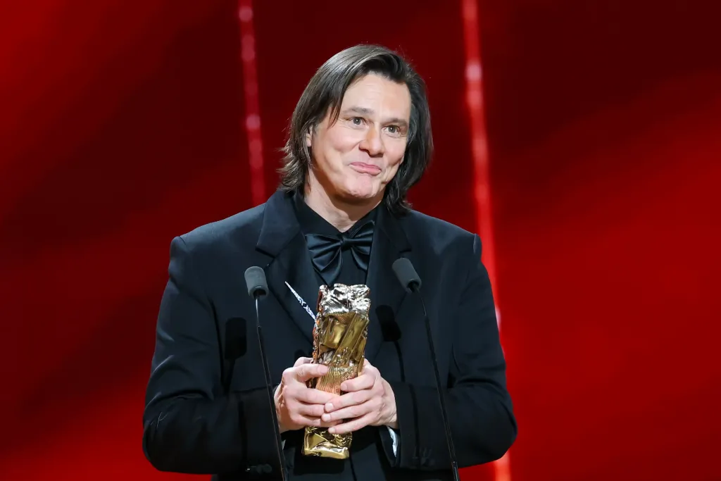 Jim Carrey klónja sokkolta a díjátadót Párizsban?-1