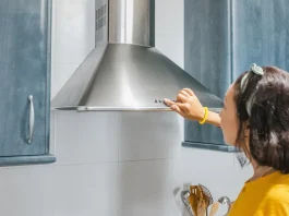 páraleszívón állítja be a fokozatot egy nő a konyhában