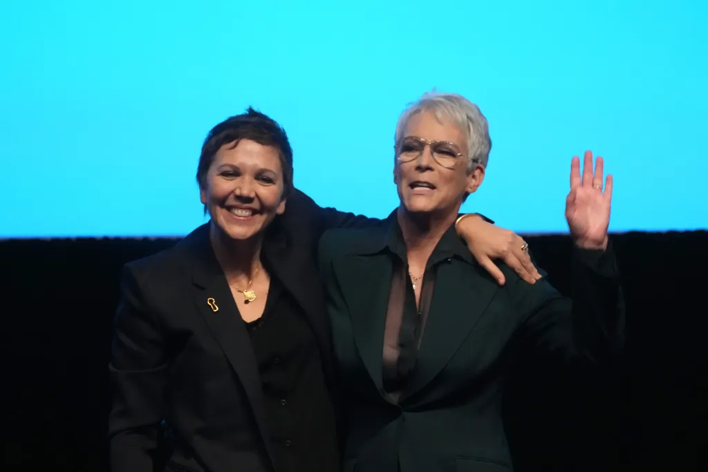 Jamie Lee Curtis merész dekoltázzsal támogatja keresztlányát!-1