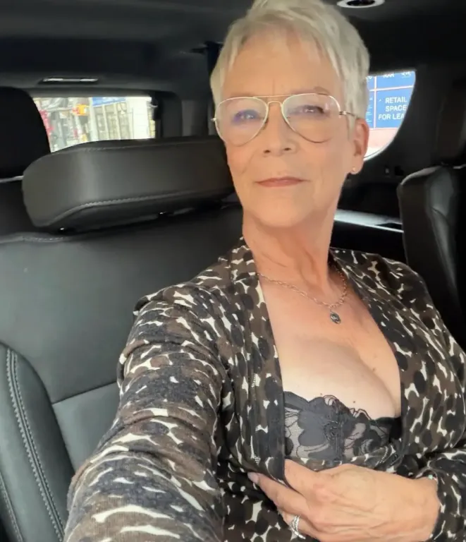Jamie Lee Curtis merész dekoltázzsal támogatja keresztlányát!-2