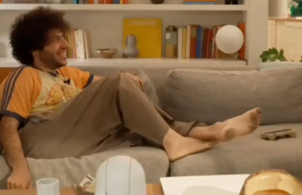 Selena Gomez csókolja Benny Blanco piszkos lábát – Skandalum a neten!-1