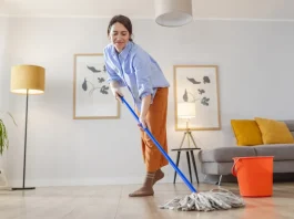 boldog nő felmos a nappaliban