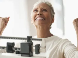 Egy idős nő örül, hogy lefogyott