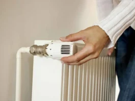 nő letekeri a radiátort