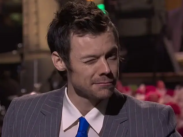 Harry Styles megcsókol egy férfit az SNL-n queerbaiting ellen-1