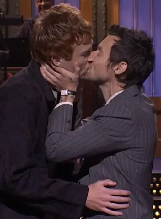 Harry Styles megcsókol egy férfit az SNL-n queerbaiting ellen-3