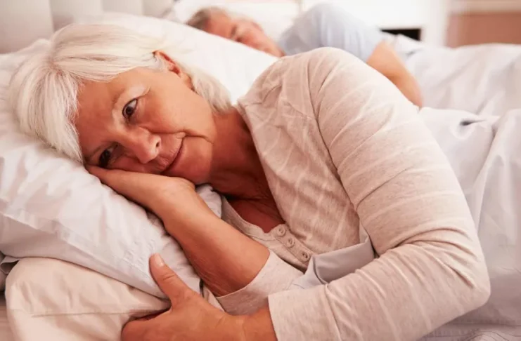 Nő aggódva fekszik az ágyban