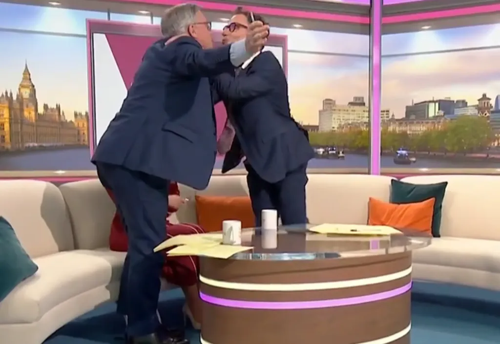 Sokkcsók élőben: Ed Balls megcsókolta Richard Arnolcot a GMB-n!-1