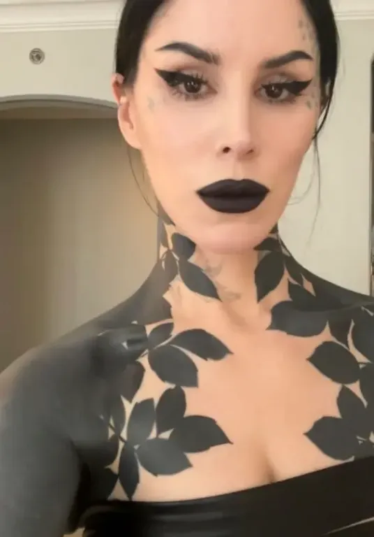 Kat Von D eltakarta ikonikus tetoválásait teljes fekete tintával!-1
