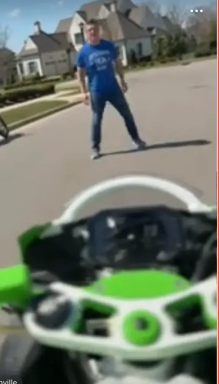 Reacher sztár önvédelemben győzi le szomszédját!-1