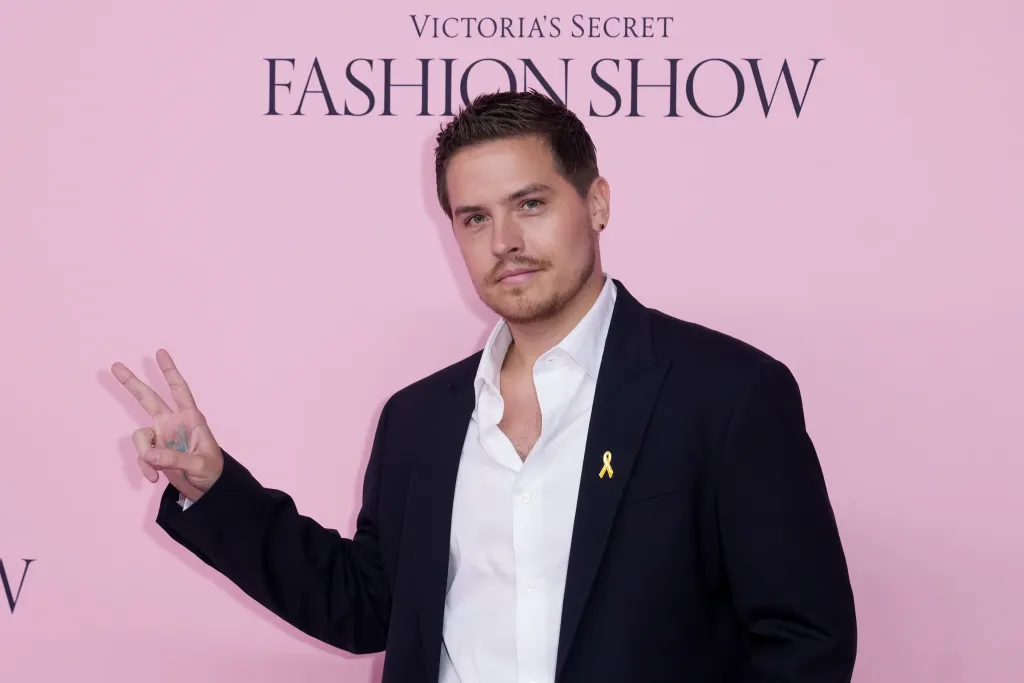 Dylan Sprouse: Így szakított Miley Cyrusszal Nick Jonas miatt!-2