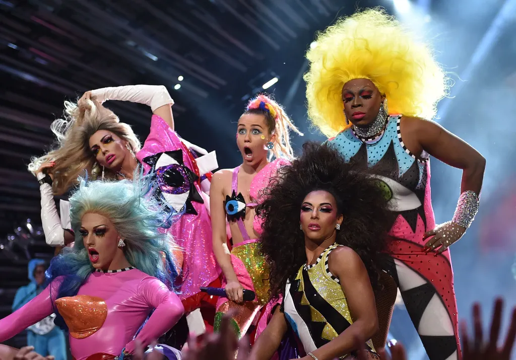 Miley Cyrus titkos üzenete csúszott át Disney-n! Hannahversary-1