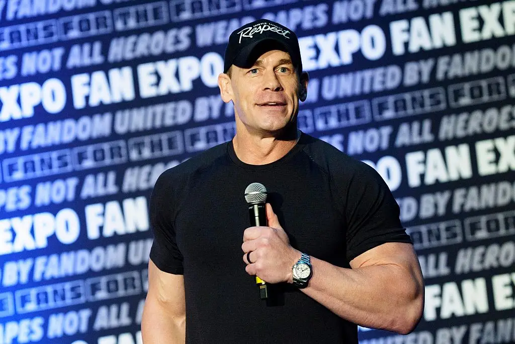 John Cena keményen leállítja a daloló rajongót!-1