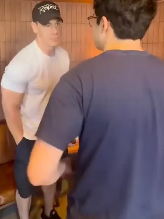 John Cena keményen leállítja a daloló rajongót!-2
