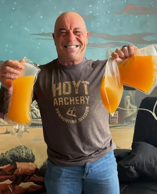 Joe Rogan megosztott bizarr képet véréből kivont folyadékról!-1