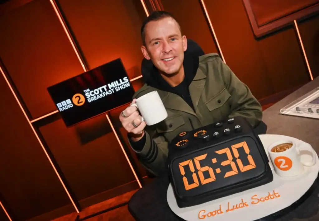 Sokk: Scott Mills-t kirúgta a BBC személyes viselkedés miatt!-1