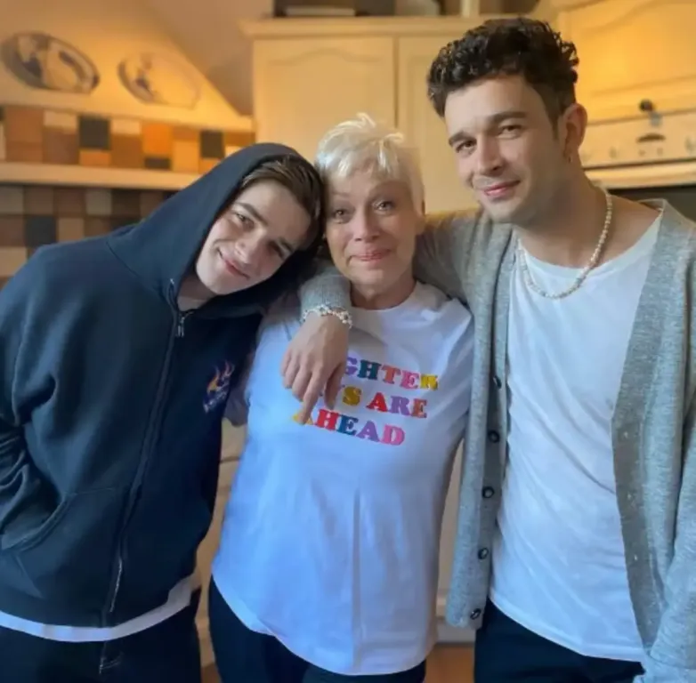 Denise Welch felháborodva: Szemetes sofőr szidta a fiát!-1