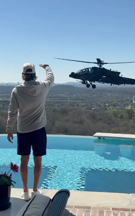 Kid Rock salutál az Apache helikopternak – vizsgálat indult!-1
