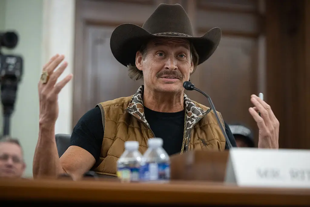 Kid Rock salutál az Apache helikopternak – vizsgálat indult!-2