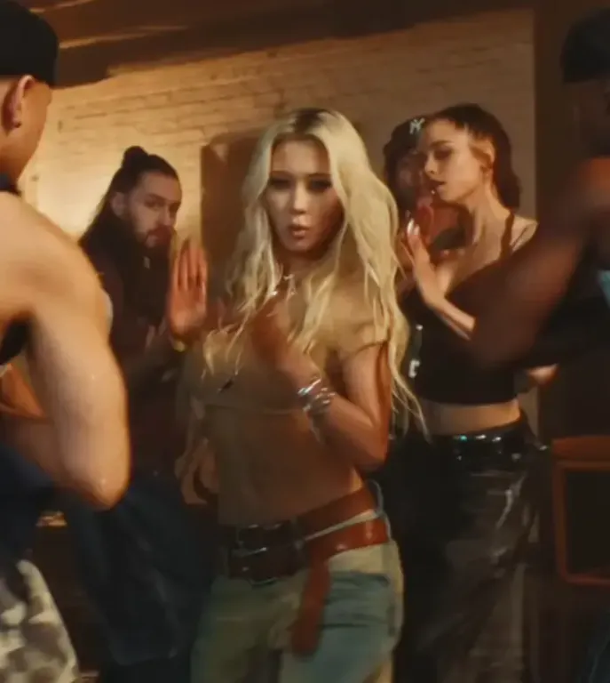 Shiloh Jolie anyukájára üt K-pop videóban: Megdöbbentő hasonlóság!-1