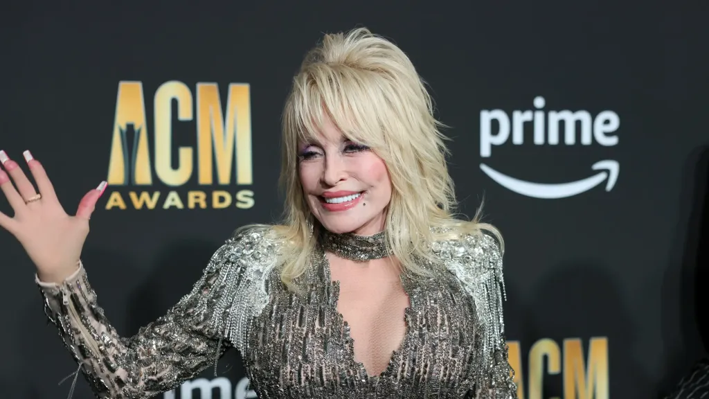 Dolly Parton gigászi adománnyal menti meg kórházát!-1